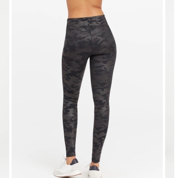 $98 Spanx Faux Leather Camo Leggings XS Black on gray - Picture 11 of 12